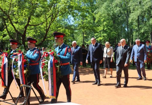 Zvaničnici Srpske u Donjoj Gradini: Položeni vijenci na grobnom polju “Topole”