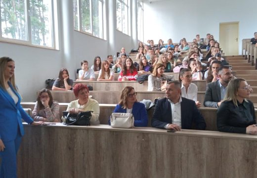 Povodom predstojećeg Međunarodnog dana sestrinstva:  Organizovano predavanje za učenike Medicinske škole