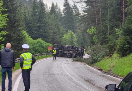 Nezgoda: Prevrnuo se kamion, povrijeđen vozač