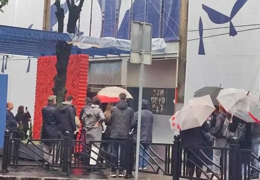 Roditelji i prijatelji ubijene djece na mjestu stradanja: Minut ćutanja za sve žrtve (Foto/Video)