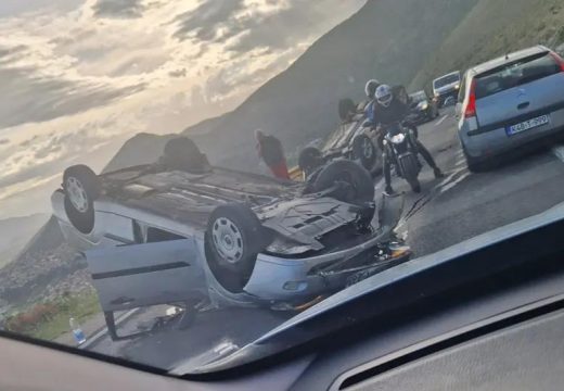 Pričinjena veća materijalna šteta: Sudar u Trebinju, dva vozila završila na krovu