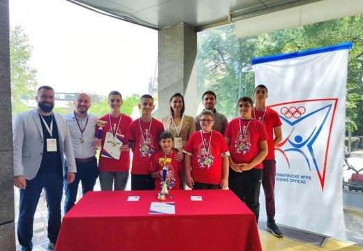 Finalni turnir održan danas u Banjaluci: Učenici iz Bijeljine osvojili drugo mjesto na Republičkom prvenstvu u šahu (Foto)