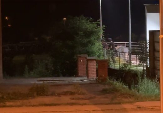 Drama u Tuzli: Policija uhapsila golog i naoružanog muškarca