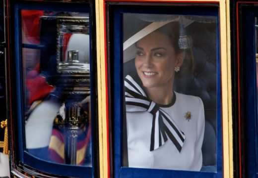 Kejt Midlton  prvi put u javnosti poslije šest  mjeseci: Princeza od Velsa pojavila se na proslavi rođendana kralja Čarlsa sa svojom djecom (Foot)