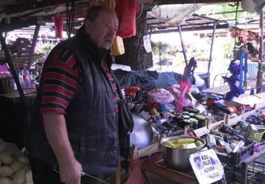 Ponuda na Zelenoj pijaci: Kod Paje iz Bijeljine najbolji kukuruz; Sličnost sa glumcem istaknuta i na štandu (Foto/Video)