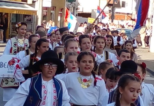 Drugi festivalski dan: Raspjevano i razigrano na Gradskom trgu