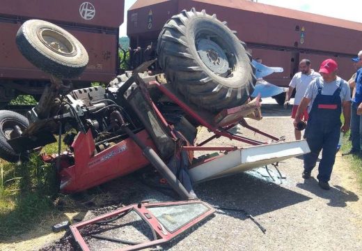 Modriča: Teretni voz naletio na traktor koji se prevrnuo (Foto)
