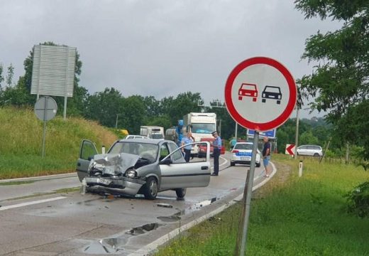 Teška nesreća kod Prnjavora: Jedna osoba poginula, saobraćaj obustavljen