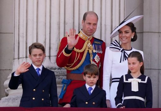 Nije skidala osmjeh sa lica: Kejt zablistala sa svojom porodicom na terasi Bakingemske palate