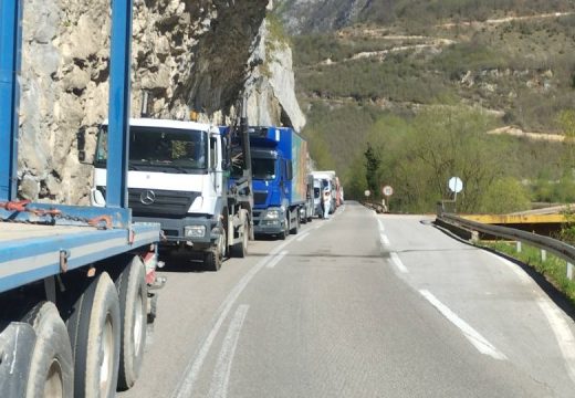 Saobraćaj obustavljen: Saobraćajka u kanjonu Tijesno