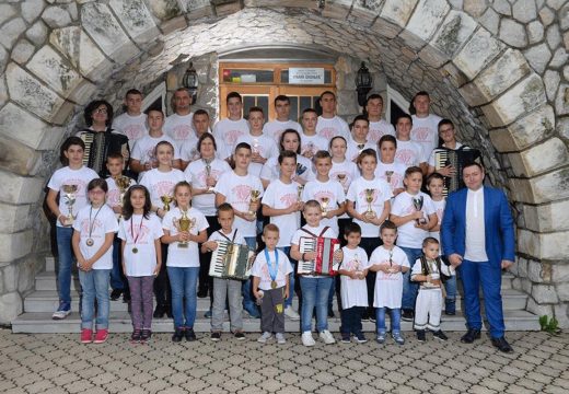 “Otvorena scena”: Zvuci harmonike i narodne igre pred bijeljinskom publikom