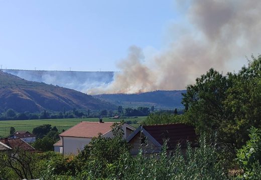 “Borba je trajala cijelu noć”: Požar kod Mostara i dalje aktivan