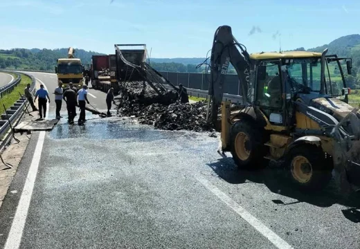 Detalji incidenta na auto-putu: Vozač otkačio prikolicu kada je vidio da gori