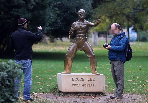 Čeka ga robija: Kradljivcu kipa Brus Lija iz Mostara određen pritvor