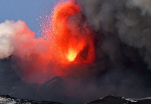 INGV: Etna izbacila lavu i oblak pepela i dima visok oko pet kilometara