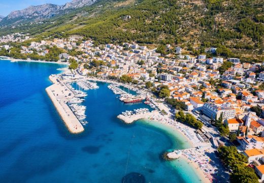 “Fenska bura” u Dalmaciji: U Baškoj Vodi u ponoć izmjereno 35 stepeni Celzijusovih