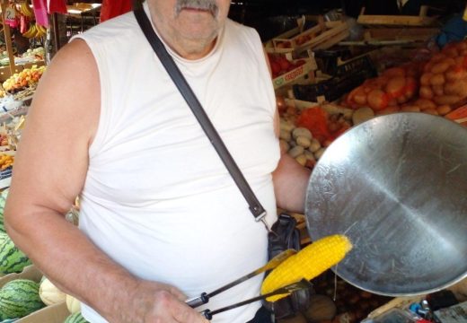 Na Zelenoj pijaci – kod legendarnog Paje: Svi kod Paje dolaze po kuvani kukuruz (Foto)
