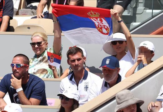 Jelena raširila srpsku zastavu, a onda i Tara!: Pogledajte kako za Novaka navija cijela porodica u Parizu