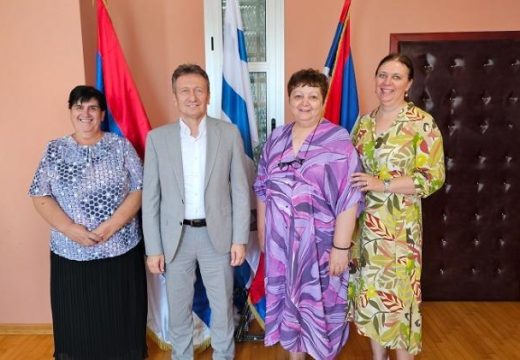 Načelnik Ugljevika: Organizovao prijem za penzionisanu profesoricu Draganu Tomić (FOTO)