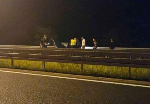 Detalji stravične nesreće na auto-putu “9. januar”: BMW i Tesla smrskani, ima poginulih