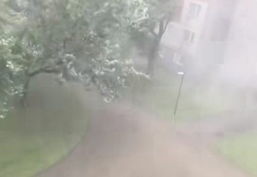 Nevrijeme u Sloveniji napravilo haos: Odron zatrpao nekoliko kuća