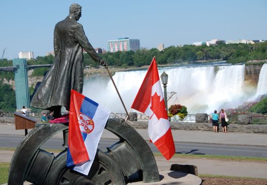 U čast srpskog genija: Nijagarani vodopadi u bojama trobojke
