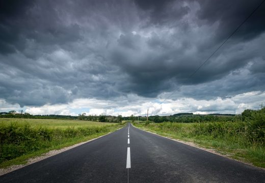 AMS RS: Na većini putnih pravaca kolovozi mjestimično vlažni, ponegdje smanjena vidljivost zbog magle