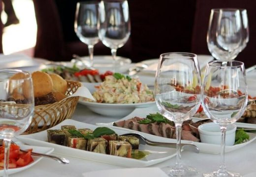 Otišla na ljetovanje pa joj prisjeo ručak: Račun platila skoro 900 KM