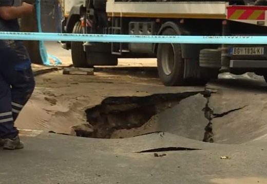 Srbija: Rupa u centru Beograda, automobil propao kroz asfalt
