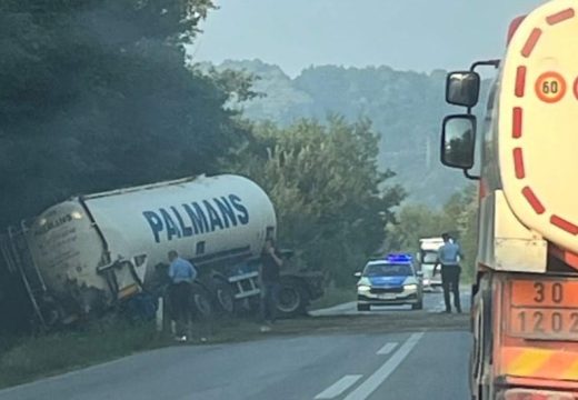 Saobraćajka kod Doboja: Cisterna sletjela sa puta (Foto)