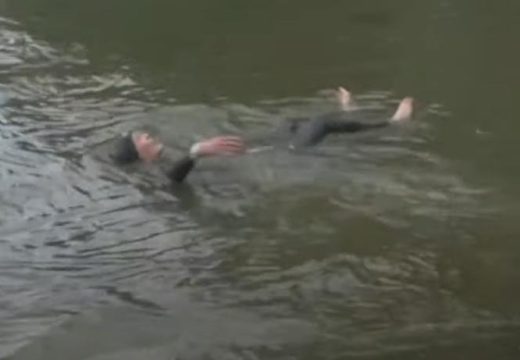 Htjela da dokaže da je voda čista: Gradonačelnica Pariza plivala u Seni (VIDEO)