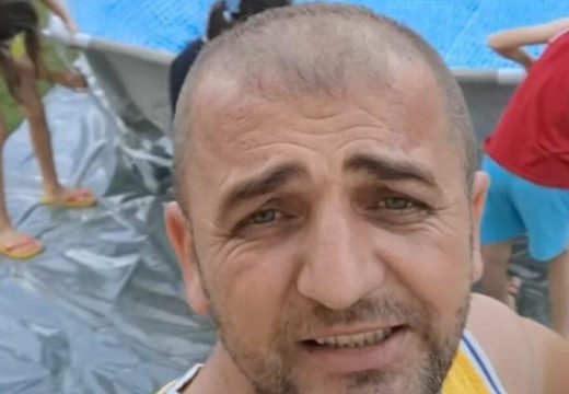 Pljušte komentari: Tata duplih blizanaca iz semberskog sela nasmijao roditelje širom regiona (Video)