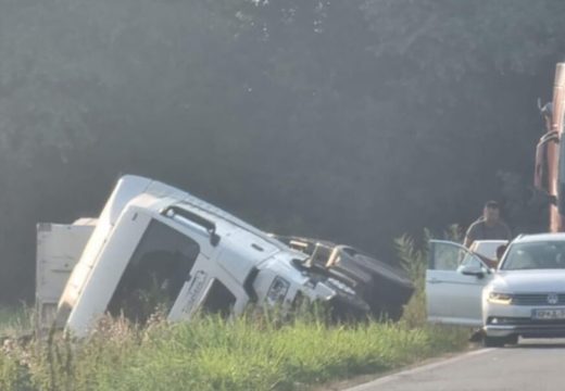 U toku uviđaj: Kamion sletio s puta, vozač teže povrijeđen