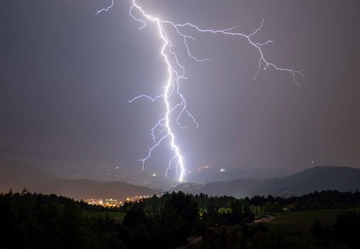 Poznati fotograf: Vladimir Tadić “uhvatio” munje u Čelincu (Foto)