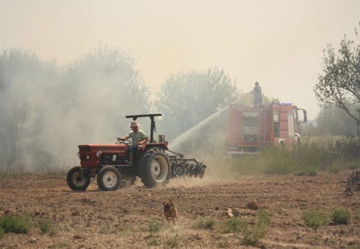 Modriča: Požar koji se proširio na jamu otpadnog ulja pod kontrolom