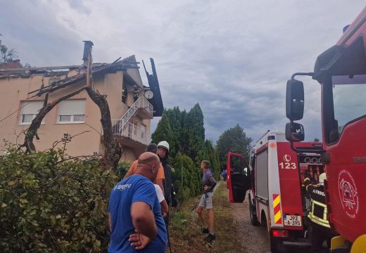 Stravičan udar groma u Čelincu: Izgorjelo potkrovlje kuće (Foto)