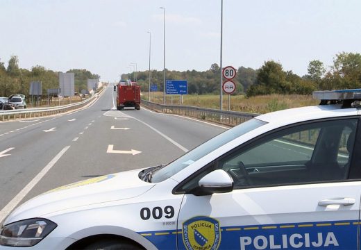 Teška nesreća u BiH: Mercedesom udario u prikolicu traktora, traktorista poginuo