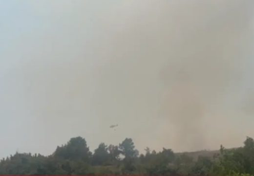 Vatra prijeti kućama: Helikopteri gase požar na području Bileće (Video)