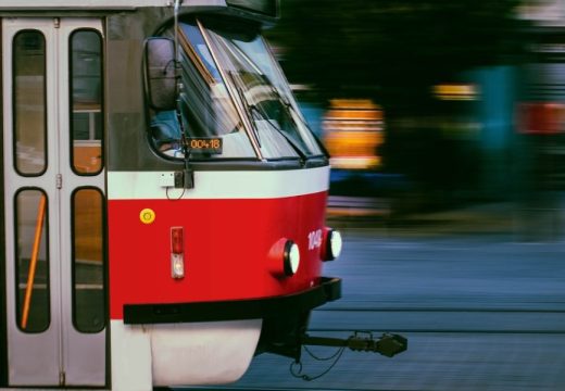 Drama u tramvaju: Muškarac nasrnuo na putnike, prskao ih suzavcem