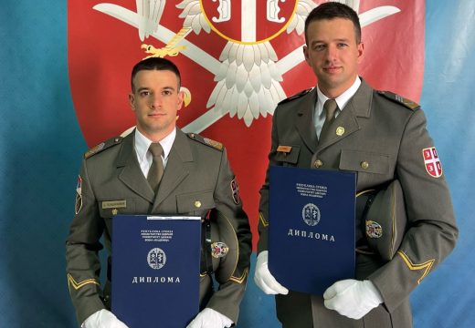 Svečanost ispred Doma Narodne skupštine Srbije: Dva pripadnika MUP-a RS u Beogradu dobila čin vojnih oficira