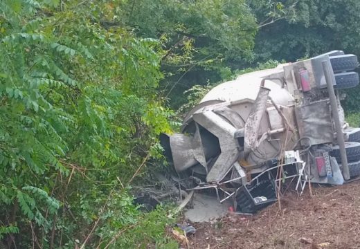 Nesreća na putu Prnjavor – Stanari: Kamion za beton sletio sa puta