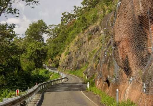 Nezgoda kod Mrkonjić Grada: Kamenje palo na autobus, dvoje povrijeđeno