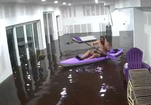 SAD: Zbog uragana muškarac morao da vesla kroz svoj dnevni boravak (Video)
