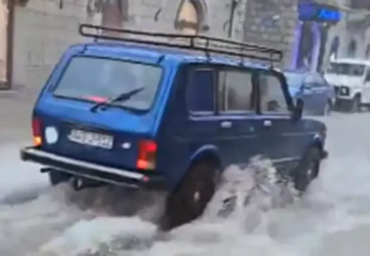 Odvijanje saobraćaja otežano: Voda ušla u nekoliko podruma u Trebinju