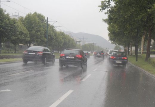AMS RS: Vozačima se savjetuje oprezna vožnja zbg mokrih i klizavih kolovoza