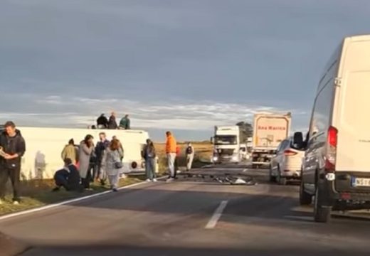 Srbija: Đački autobus se sudario sa autom kod Novog Sada, ima mrtvih (Video)
