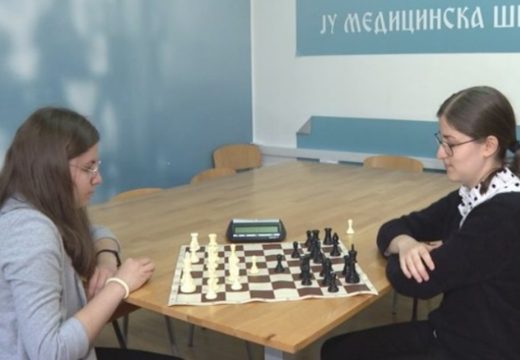 RS: Šesnaestogodišnje blizankinje iz Teslića pišu istoriju šaha u Srpskoj