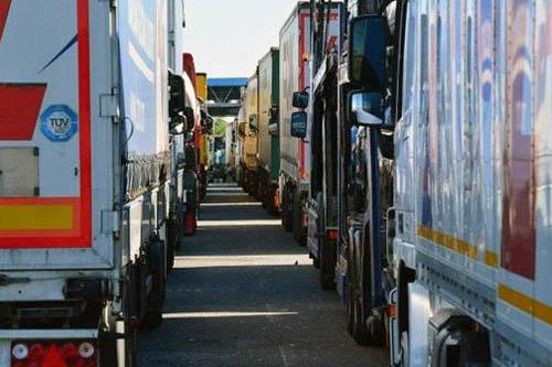 Srbija: Teretnjaci na prelazima i do pet sati