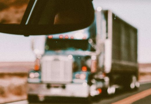 Traži se heroj iz Srbije: Vozač kamiona iz prevrnutog auta spasio majku i dijete (Foto)