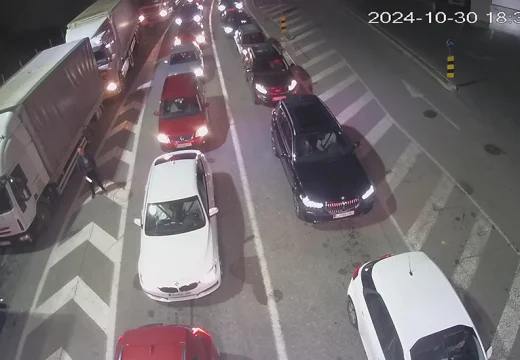 Vozači, oprez: Magla otežava saobraćaj, na pojedinim prelazima gužve